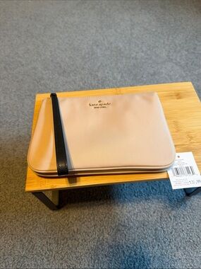 kate spade beige wristlet with black zipper